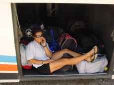 �ngela Chevarria descansa na bagageira