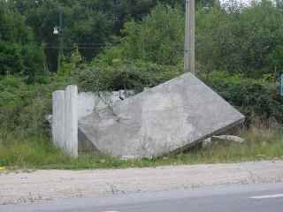 Abrigo em derrocada junto � Esta��o