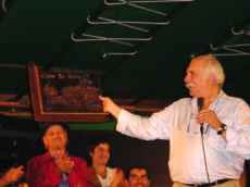 ...ofereceu r�plica em cobre do s�mbolo da Casa da Anta