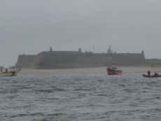 Barcos aguardam mar�