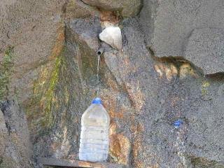 �gua brota da rocha