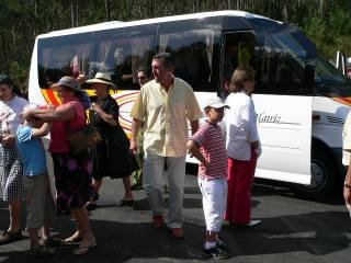 Mini-autocarro utilizado para transporte de pessoas que assistiram � inaugura��o da estrada Azevedo/Riba d'�ncora 8/09/05