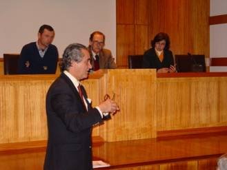 Na mesa, da esquerda para a direita, Jo�o Azeredo, Ant�nio Carlos Pinto Ribeiro (presidente da AG) e Isabel Santiago Sottomayor. Em p� Francisco de Calheiros (presidente TURIHAB).