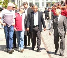 Ant�nio Costa abordado por populares