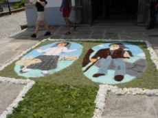 Em frente � Igreja