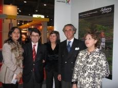 Da esquerda para a direita � Fernanda Ferreira Dias, da REPER (Representa��o Permanente de Portugal junto da Uni�o Europeia), Pedro Cymbron, da Comiss�o Europeia, Maria do C�u S� Lima, Directora de Marketing da TURIHAB, Francisco de Calheiros, Presidente da TURIHAB e Maria Jos� Salazar Leite, da REPER (Representa��o Permanente de Portugal junto da Uni�o Europeia)