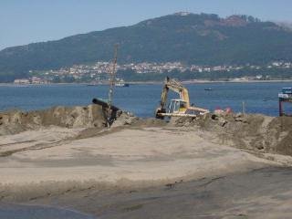 Ainda se ignora a quem compete remover este estaleiro de dep�sito de areias