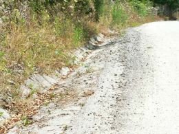 Cimento continua a cair dos cami�es nas estradas da Portela