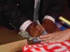 Assinando cachecol do FCP