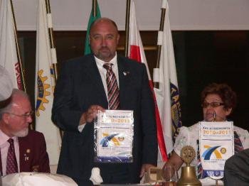 Avelino Pedra, presidente do Rotary Clube de Caminha, ladeado pelo Governador e esposa