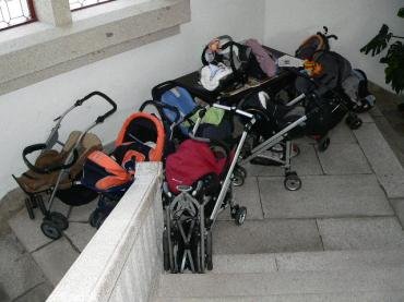 Estacionamento anormal no hall de entrada dos edif�cio dos Pa�os do Concelho