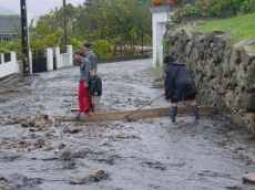 Tentando impedir o avan�o das �guas