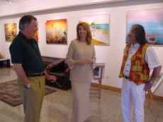 Pintor acompanhado de António Lacerda e sua esposa Dra. Laura Portilho