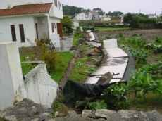 Muro derrubado junto ao Rego das Preces