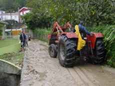 M�quina retirando terra na Rua da Jogada