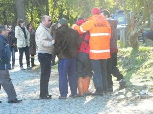 Filho de pescador � confortado por amigos
