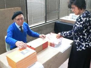 Pl�cido Souto vende livros do GEPPAV
