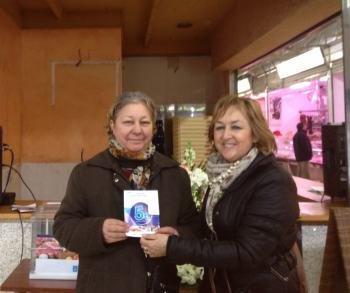 Entrega do segundo premio a Dona Mara Gonzlez Martnez (ao non estar presentes no acto as gaadoras dos outros premios) pola concelleira responsable de Mercados e Praza de Abastos, Olga Dorinda Montes Moldes