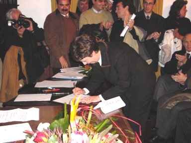 Presidente J�lia Paula assina acta de posse