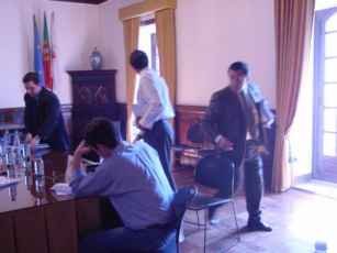 Vereadores PS levantam-se da mesa da reuni�o