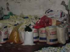 Sacos de serrim, areia e sal