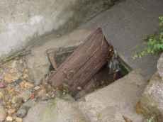 Grade levantada pela força das águas